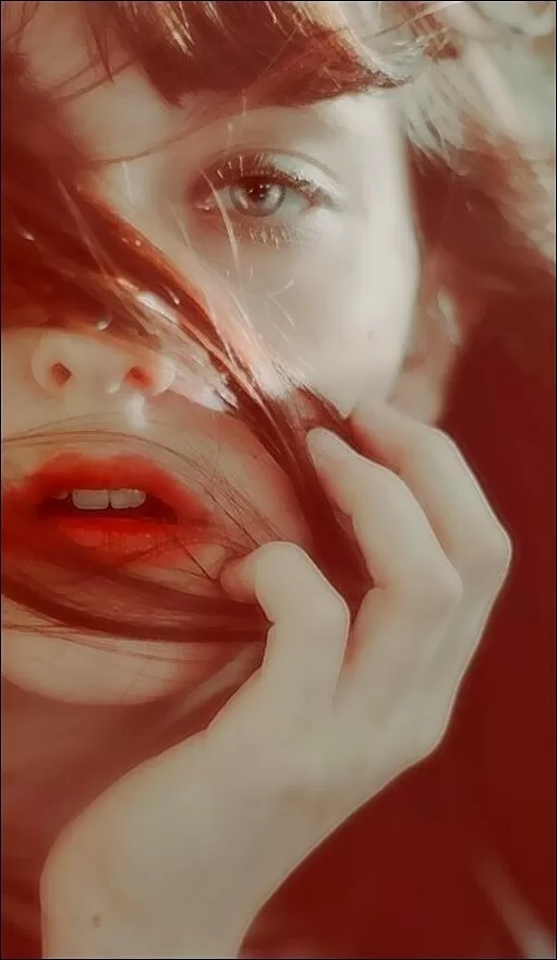 梅雨　髪広がる